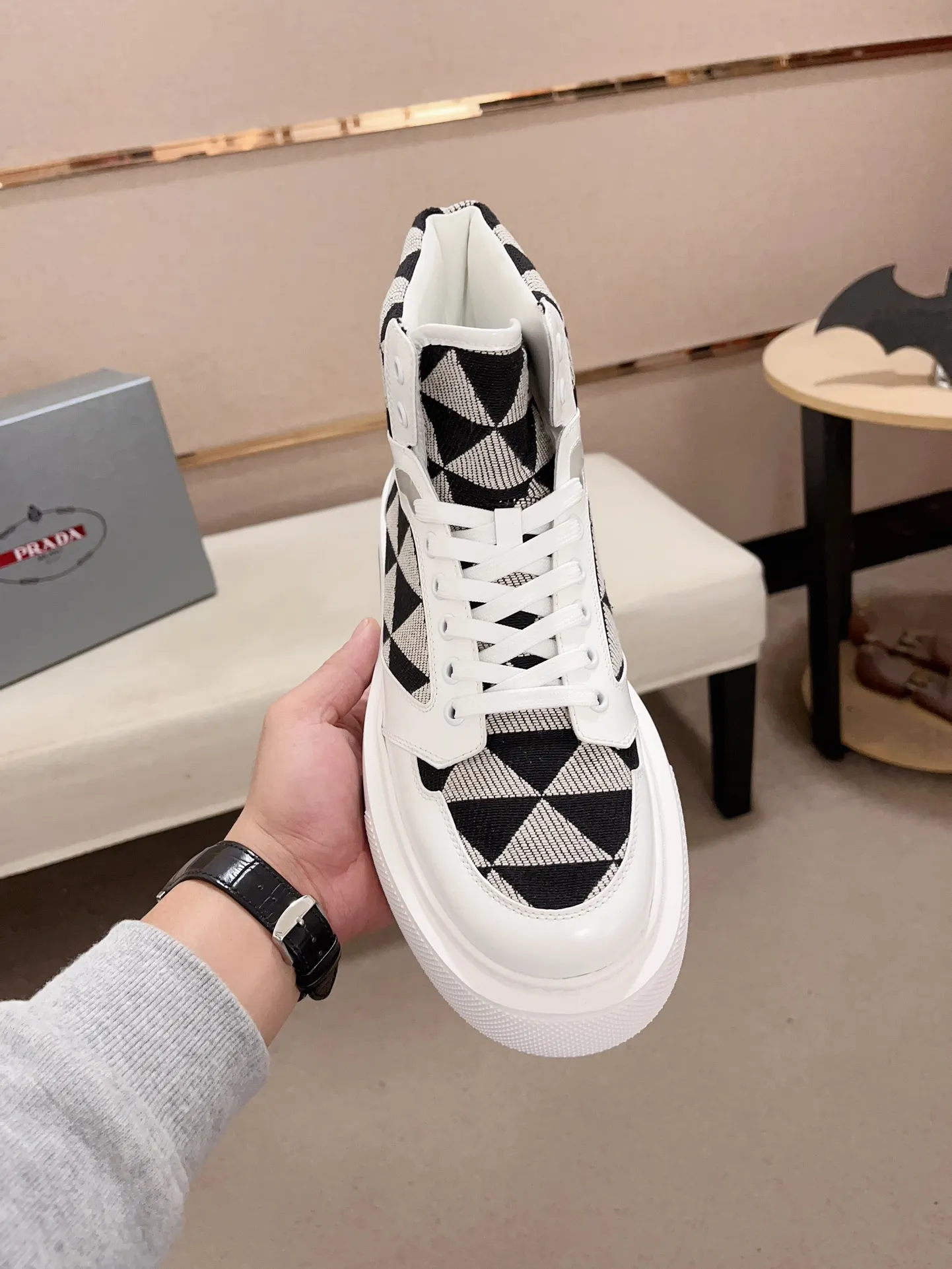 Men's shoes 💰 620💰 ✔️✔️✔️High-quality new PRADA counters are launched at the same time. The new men's shoes and 😘fabric are made of selected first-layer cowhide and triangle △ fabric. Lining: Full cowhide lining. 👍🏿 High-end ☄️ air-cushion molded anti-slip rubber outsole, exquisite lines, simple and elegant, comfortable and high-end for leisure travel. Code number: 38 to 44. 45 can be customized and cannot be returned or exchanged!